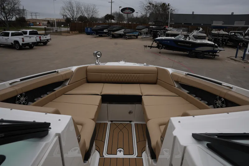 Slide: The Image of Sea Ray SLX 350 2025 - 12