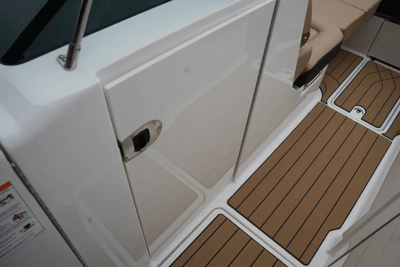 Slide: The Image of Sea Ray SLX 350 2025 - 20