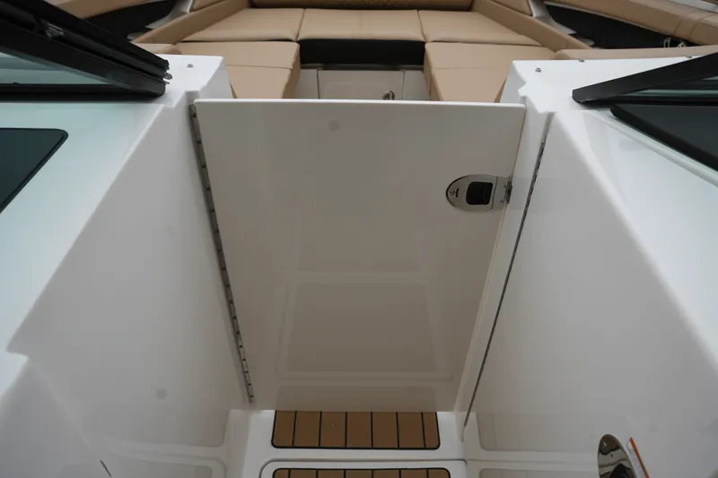 Slide: The Image of Sea Ray SLX 350 2025 - 21