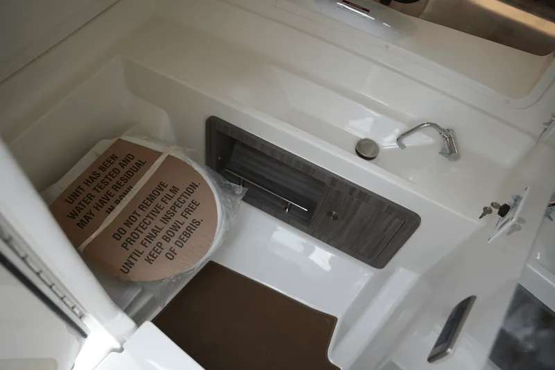 Slide: The Image of Sea Ray SLX 350 2025 - 23