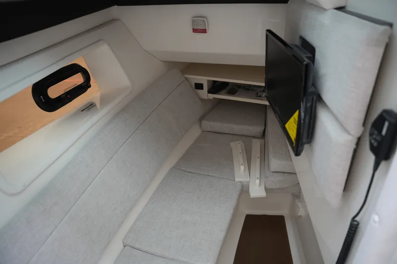 Slide: The Image of Sea Ray SLX 350 2025 - 26