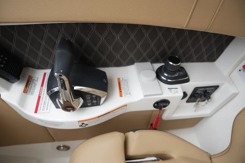 Slide: The Image of Sea Ray SLX 350 2025 - 32