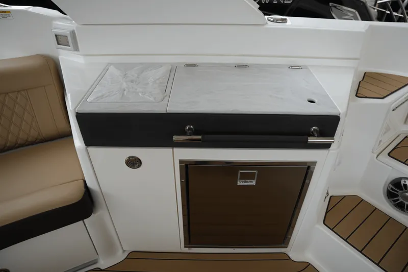 Slide: The Image of Sea Ray SLX 350 2025 - 37