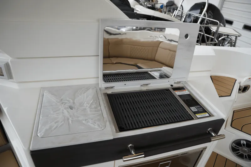 Slide: The Image of Sea Ray SLX 350 2025 - 39