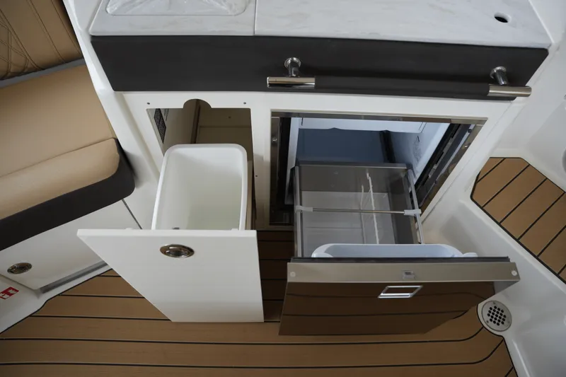 Slide: The Image of Sea Ray SLX 350 2025 - 40