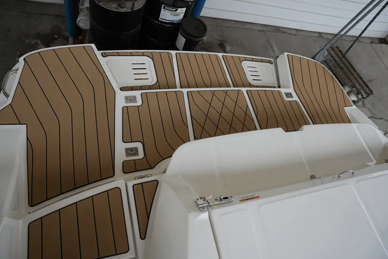 Slide: The Image of Sea Ray SLX 350 2025 - 48