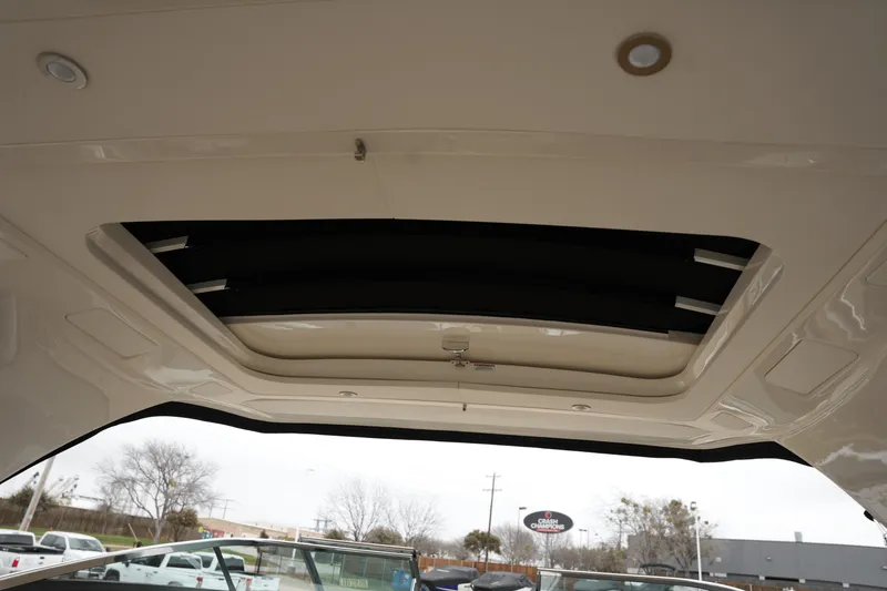 Slide: The Image of Sea Ray SLX 350 2025 - 50