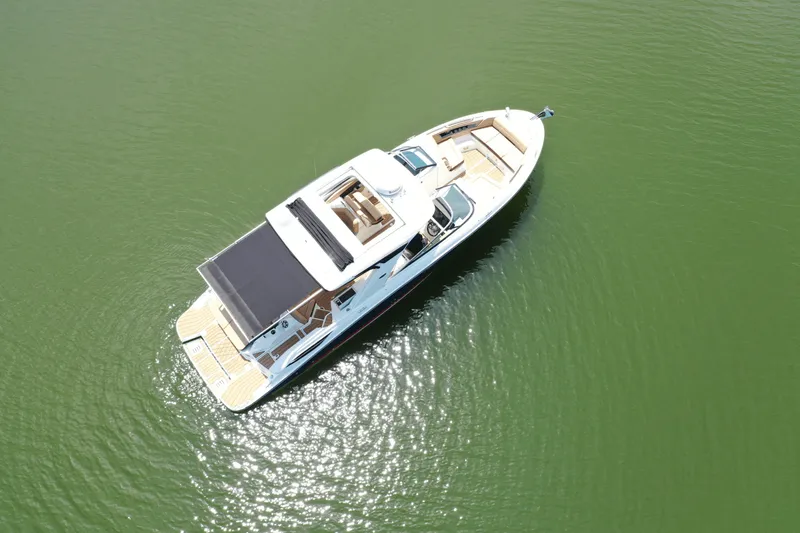 Slide: The Image of Sea Ray SLX 350 2025 - 8