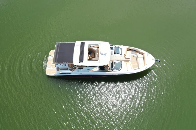 Slide: The Image of Sea Ray SLX 350 2025 - 9