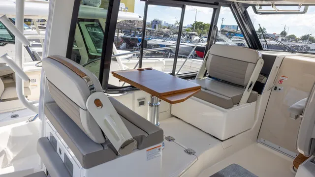 Slide: The Image of Boston Whaler 365 Conquest 2026 - 30