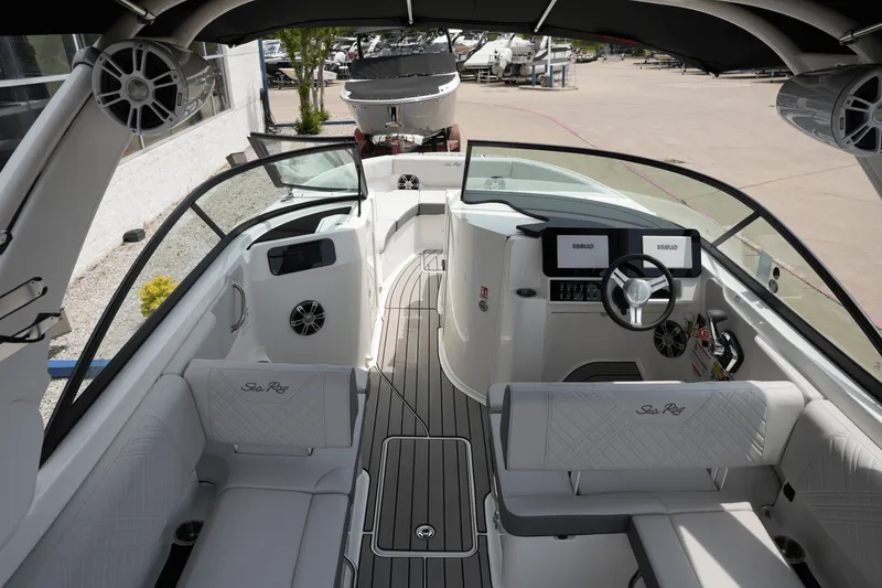 Slide: The Image of Sea Ray 250 SDX 2025 - 10