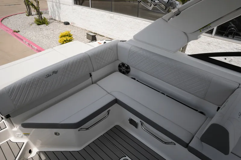Slide: The Image of Sea Ray 250 SDX 2025 - 11