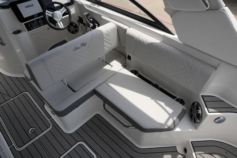 Slide: The Image of Sea Ray 250 SDX 2025 - 12