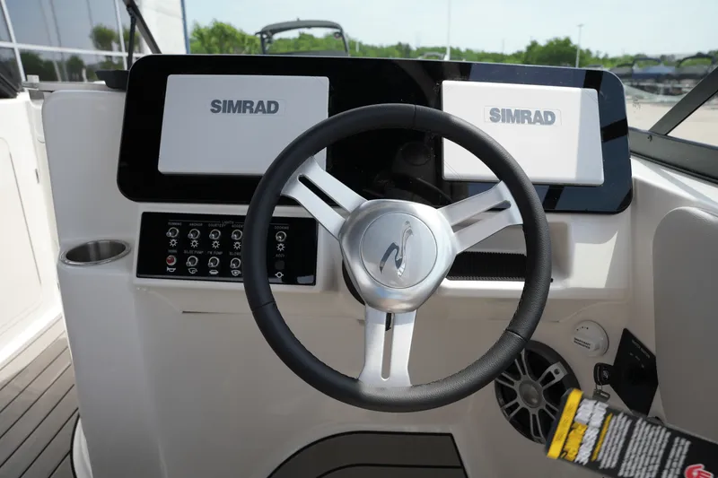 Slide: The Image of Sea Ray 250 SDX 2025 - 15