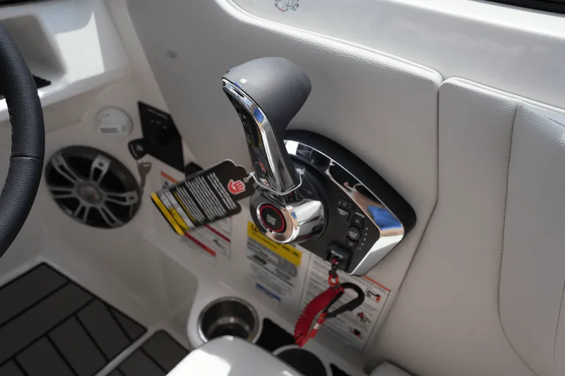 Slide: The Image of Sea Ray 250 SDX 2025 - 16