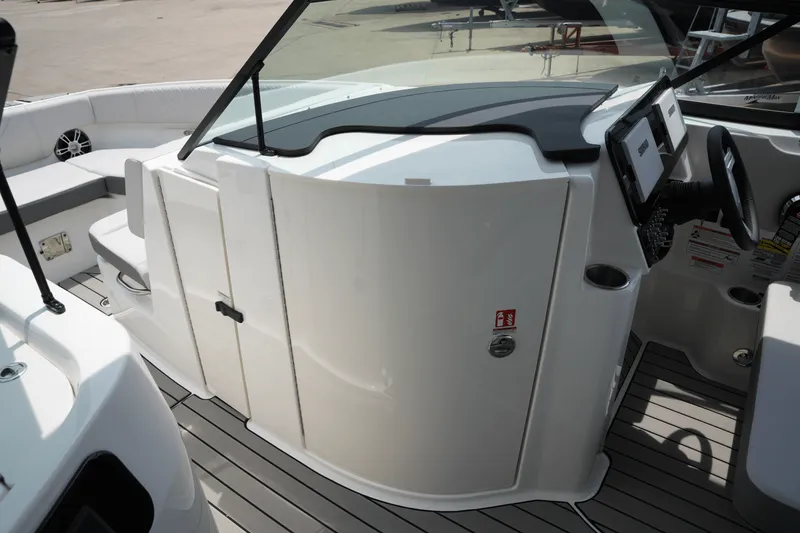 Slide: The Image of Sea Ray 250 SDX 2025 - 18