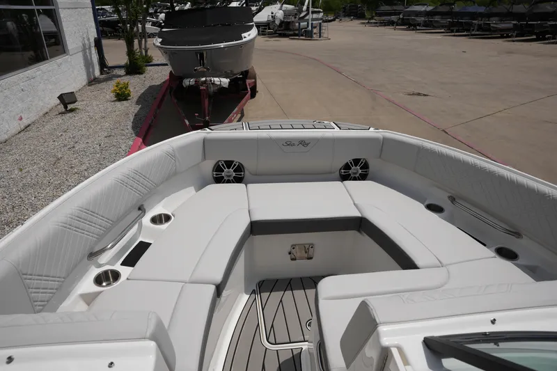 Slide: The Image of Sea Ray 250 SDX 2025 - 23