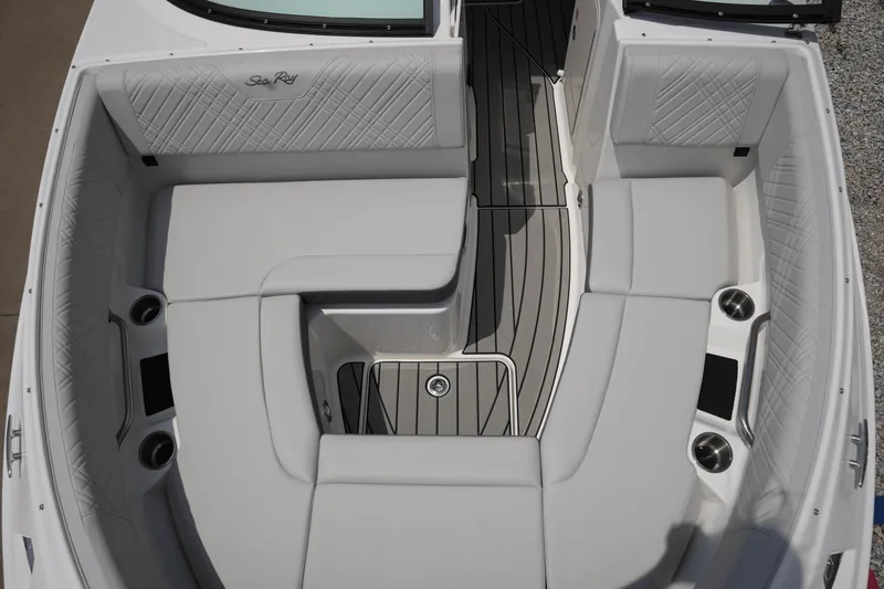 Slide: The Image of Sea Ray 250 SDX 2025 - 24