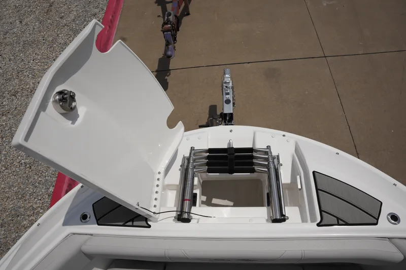 Slide: The Image of Sea Ray 250 SDX 2025 - 27