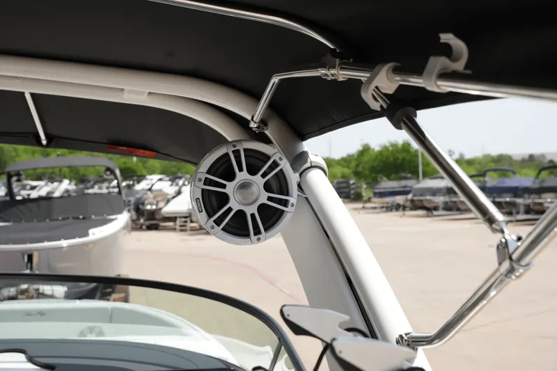 Slide: The Image of Sea Ray 250 SDX 2025 - 29