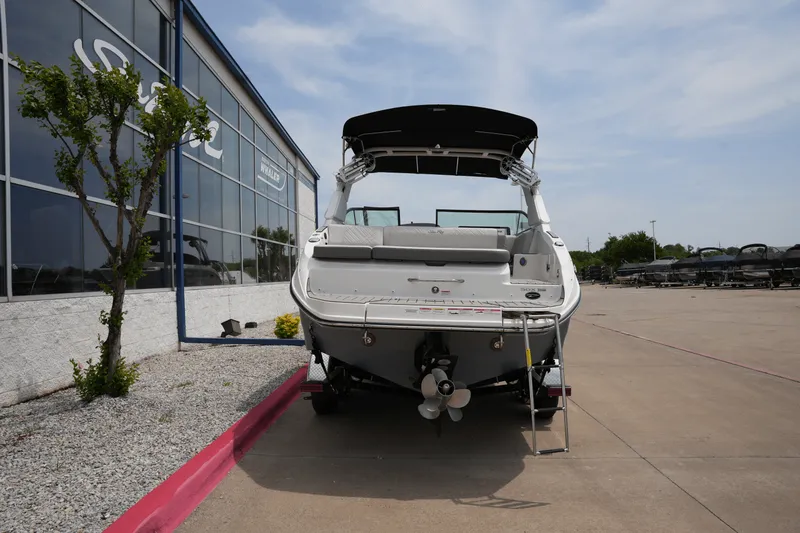 Slide: The Image of Sea Ray 250 SDX 2025 - 3
