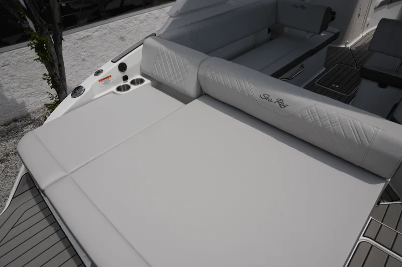 Slide: The Image of Sea Ray 250 SDX 2025 - 5