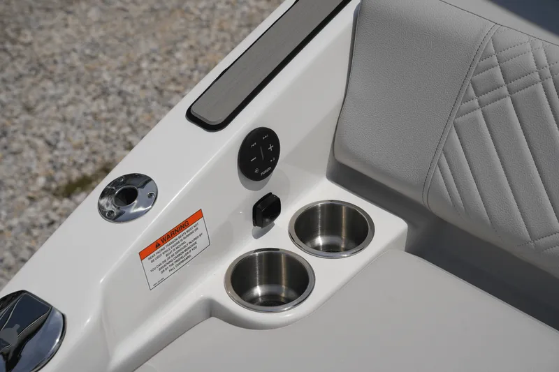 Slide: The Image of Sea Ray 250 SDX 2025 - 6