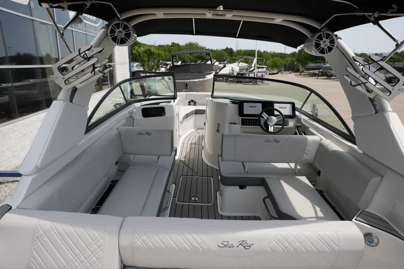 Slide: The Image of Sea Ray 250 SDX 2025 - 9