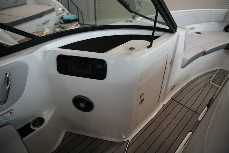 Slide: The Image of Sea Ray SDX 250 Surf 2025 - 18