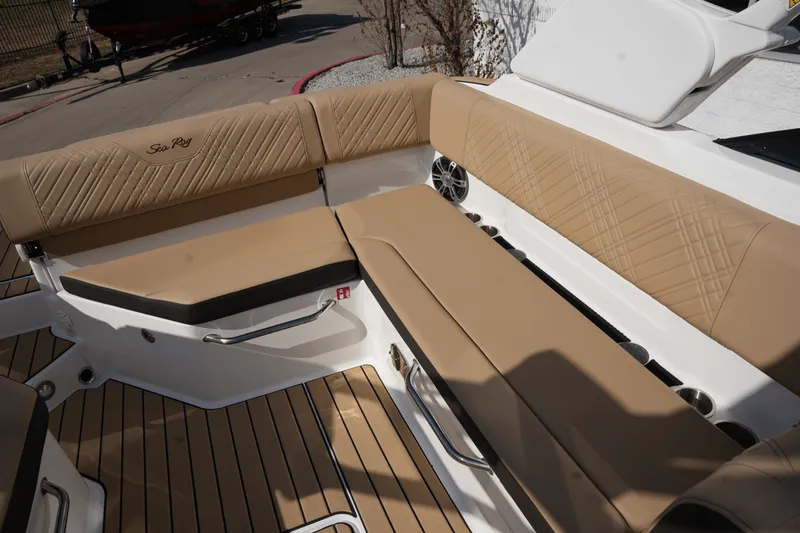 Slide: The Image of Sea Ray SDX 270 2025 - 10