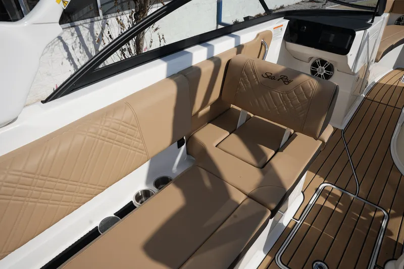 Slide: The Image of Sea Ray SDX 270 2025 - 11