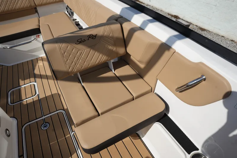 Slide: The Image of Sea Ray SDX 270 2025 - 12