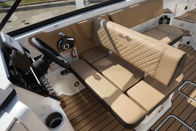 Slide: The Image of Sea Ray SDX 270 2025 - 13