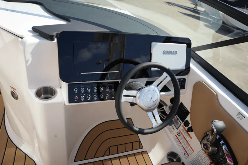 Slide: The Image of Sea Ray SDX 270 2025 - 14