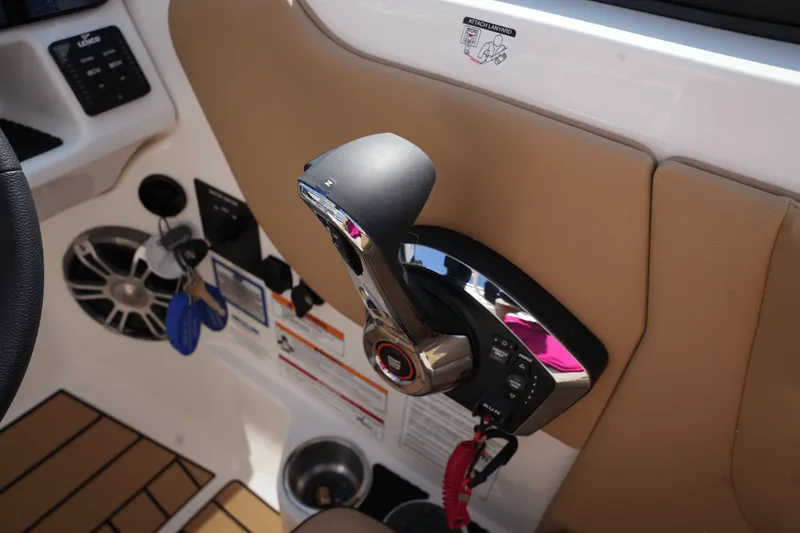 Slide: The Image of Sea Ray SDX 270 2025 - 16