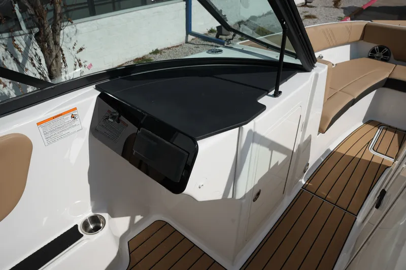 Slide: The Image of Sea Ray SDX 270 2025 - 17