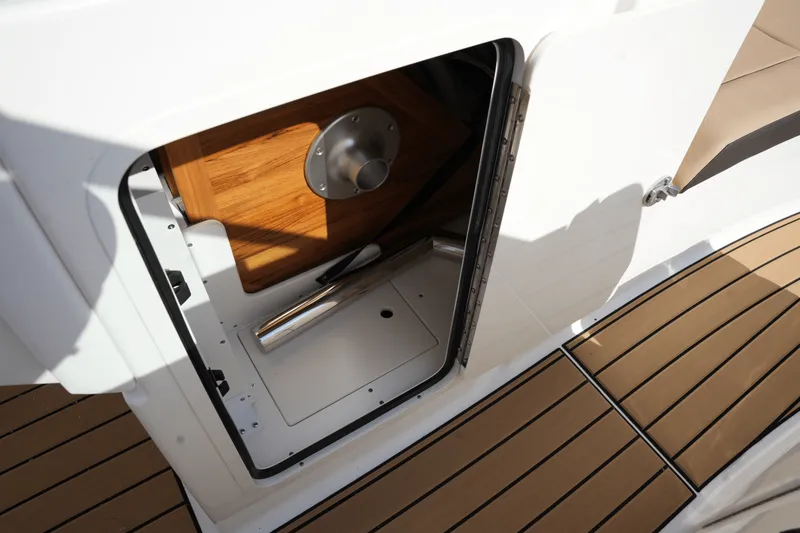 Slide: The Image of Sea Ray SDX 270 2025 - 18