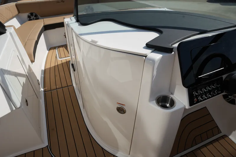 Slide: The Image of Sea Ray SDX 270 2025 - 19