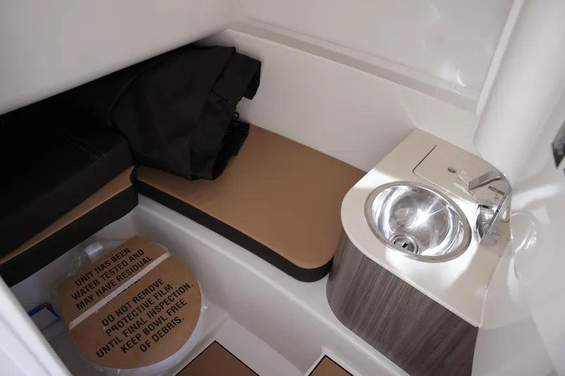 Slide: The Image of Sea Ray SDX 270 2025 - 20