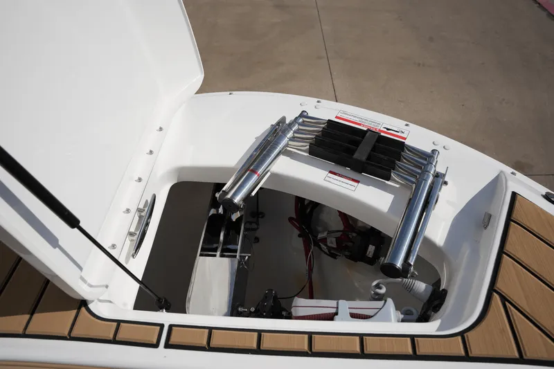 Slide: The Image of Sea Ray SDX 270 2025 - 26