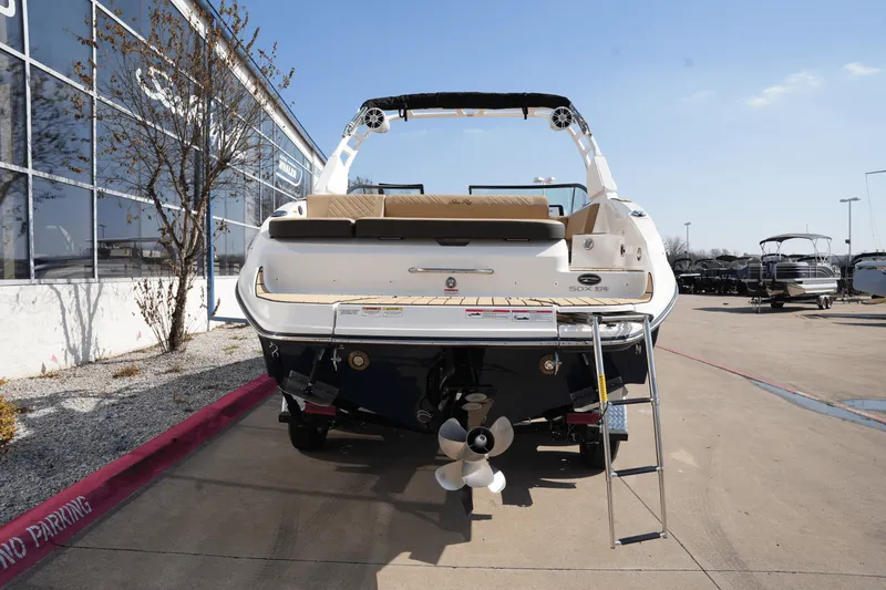 Slide: The Image of Sea Ray SDX 270 2025 - 3