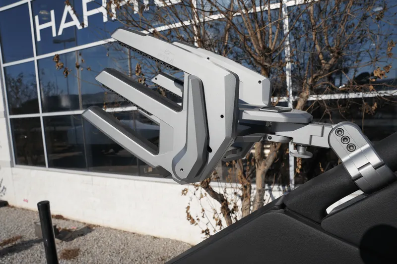 Slide: The Image of Sea Ray SDX 250 Surf 2025 - 16