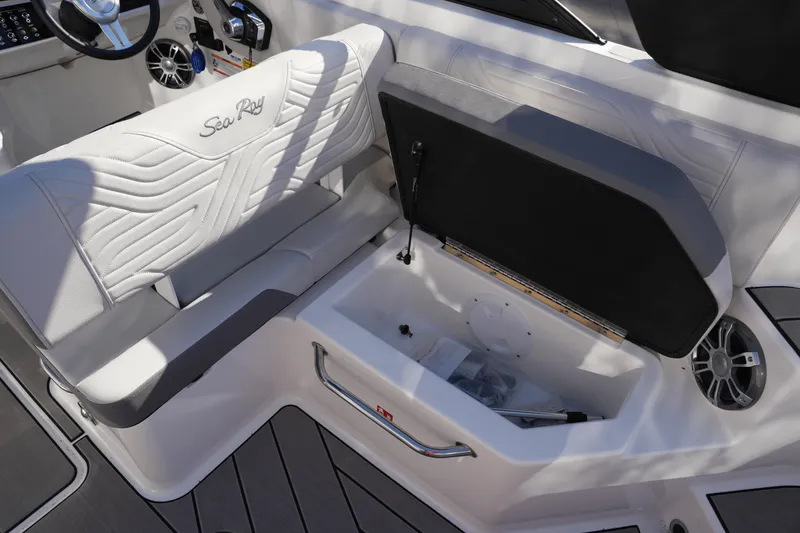 Slide: The Image of Sea Ray SDX 250 Surf 2025 - 19