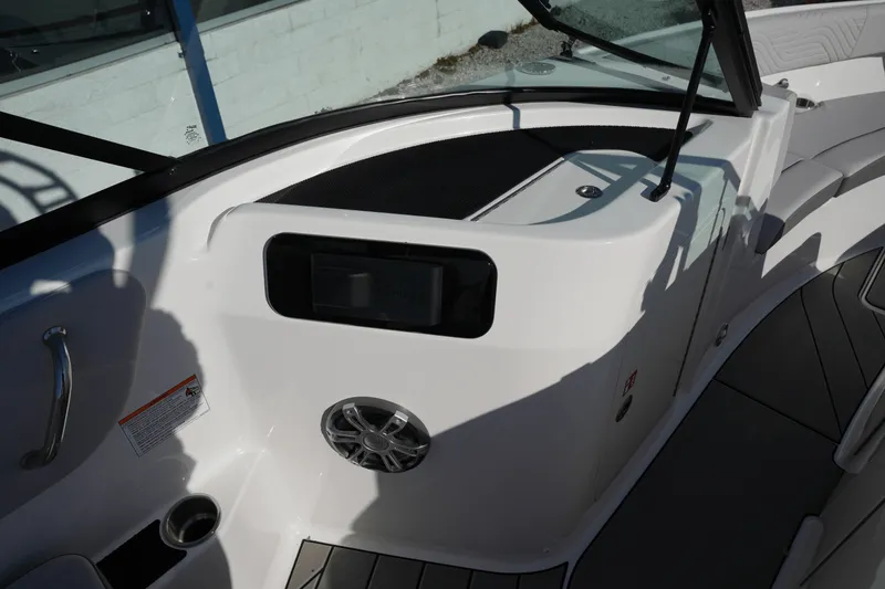 Slide: The Image of Sea Ray SDX 250 Surf 2025 - 28