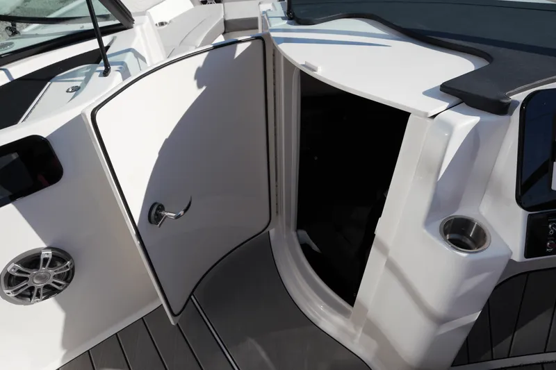 Slide: The Image of Sea Ray SDX 250 Surf 2025 - 29