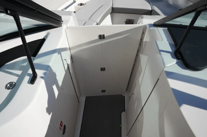 Slide: The Image of Sea Ray SDX 250 Surf 2025 - 30