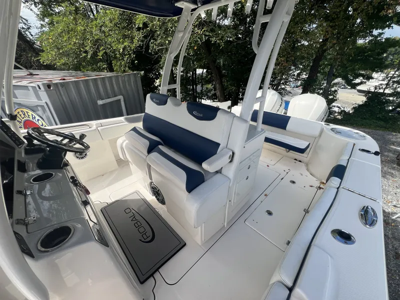 Slide: The Image of Robalo 302 2021 - 15