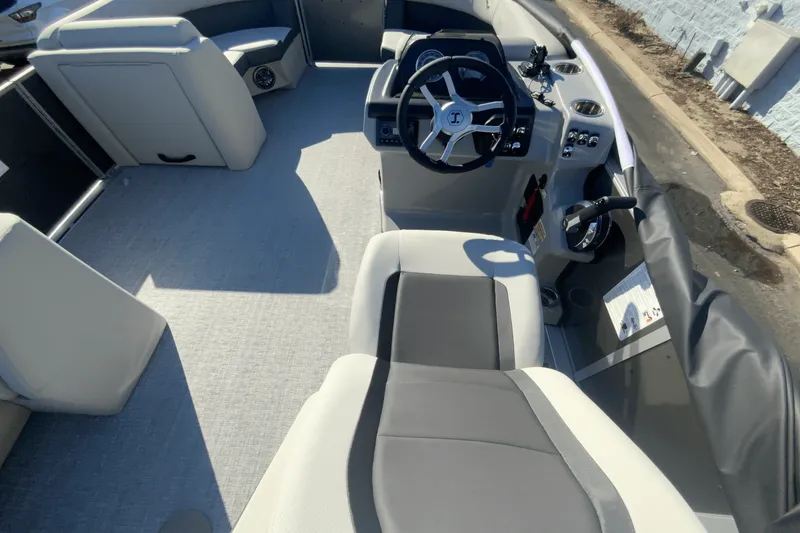 Slide: The Image of Harris 210 Cruiser 2025 - 21