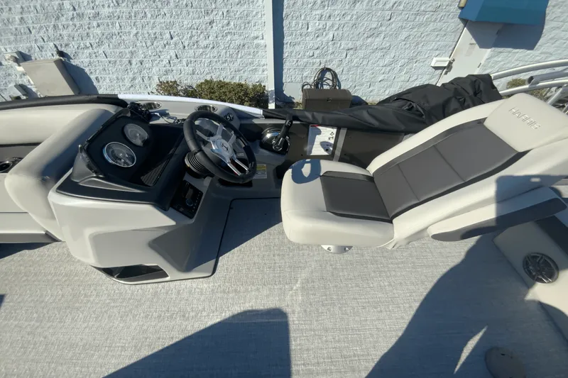 Slide: The Image of Harris 210 Cruiser 2025 - 22