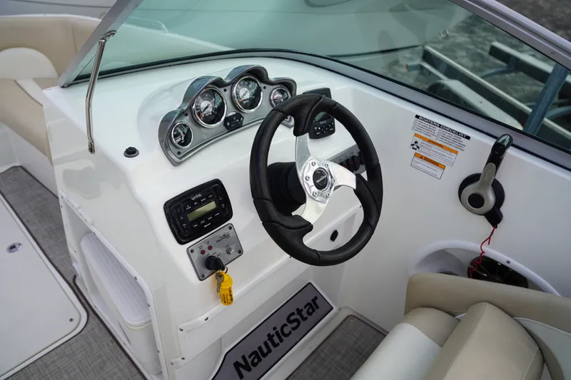 Slide: The Image of NauticStar 223 DC 2015 - 17